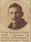 870206 Portret van H. van Schaarch, die 25 jaar in dienst is bij de gemeente Utrecht.Vermoedelijk is de achternaam ...